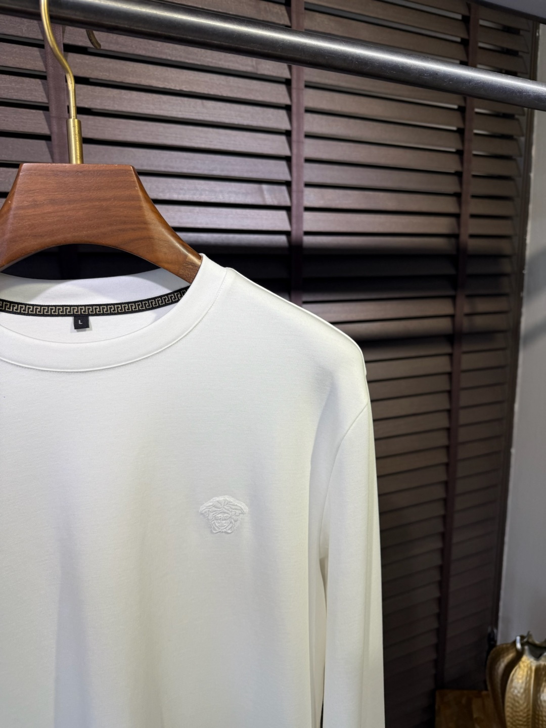 Versac&瓦萨🎨FW2025新款圆领打底衫。采用46%棉➕46%莫代尔➕8%氨纶混纺面料，可机洗，立