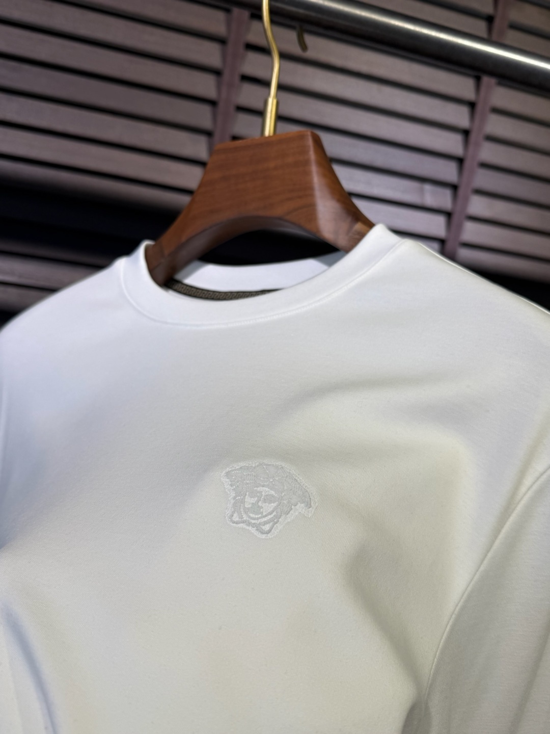 Versac&瓦萨🎨FW2025新款圆领打底衫。采用46%棉➕46%莫代尔➕8%氨纶混纺面料，可机洗，立