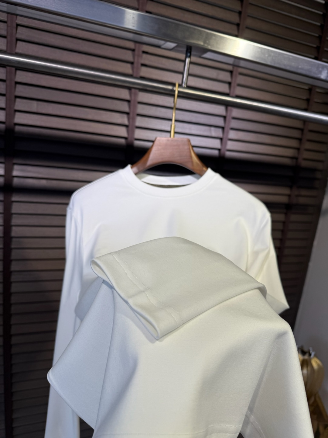 Versac&瓦萨🎨FW2025新款圆领打底衫。采用46%棉➕46%莫代尔➕8%氨纶混纺面料，可机洗，立