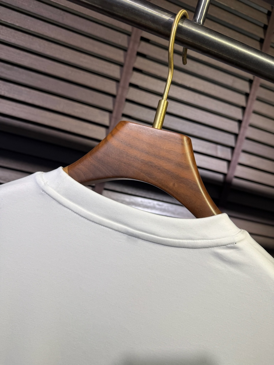 Versac&瓦萨🎨FW2025新款圆领打底衫。采用46%棉➕46%莫代尔➕8%氨纶混纺面料，可机洗，立