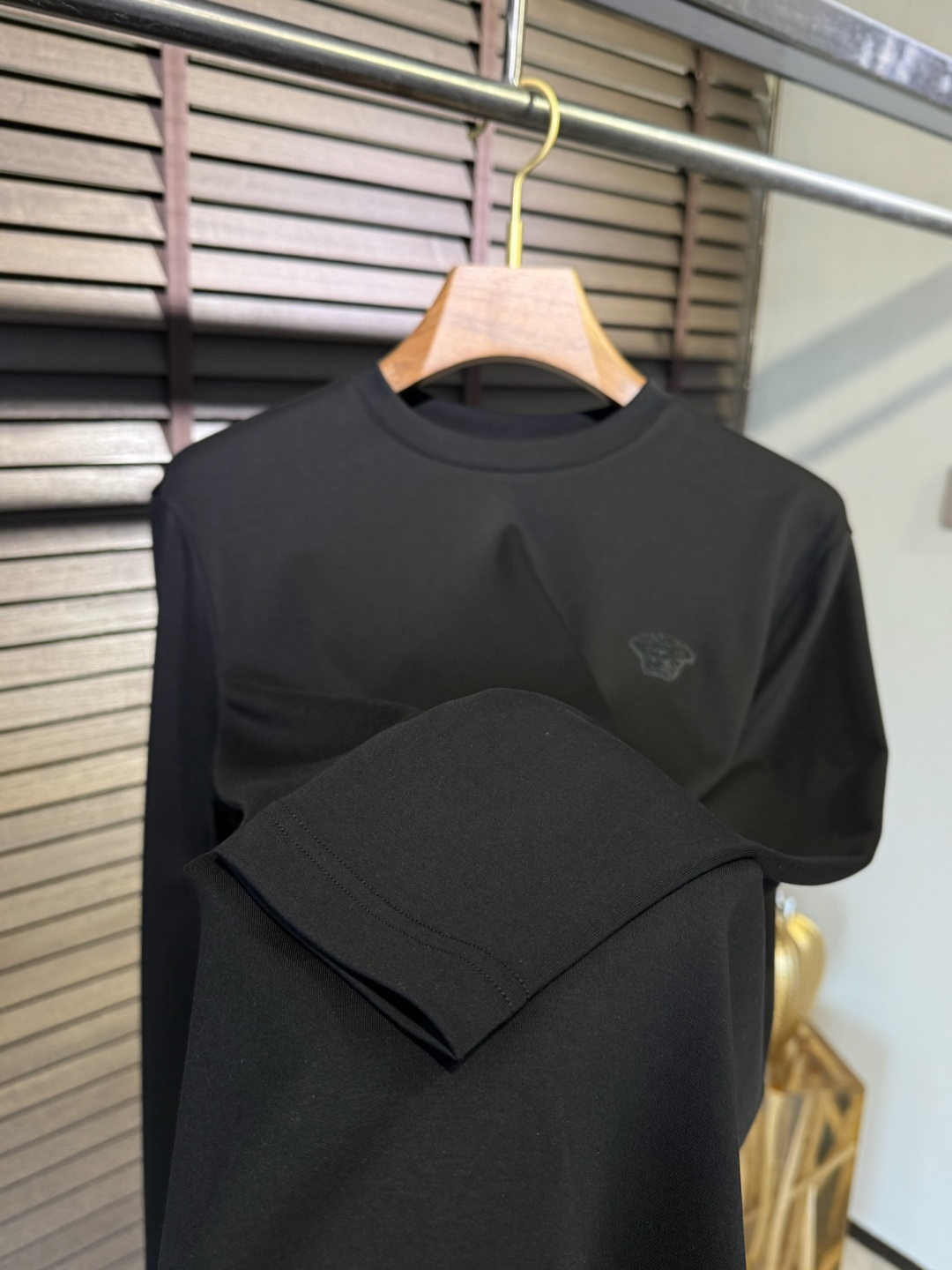 Versac&瓦萨🎨FW2025新款圆领打底衫。采用46%棉➕46%莫代尔➕8%氨纶混纺面料，可机洗，立