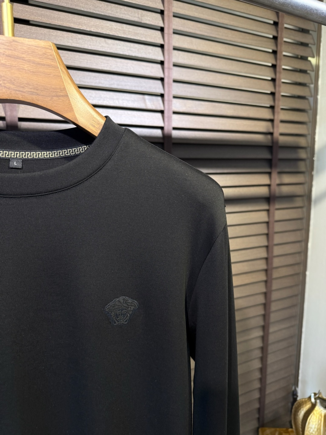 Versac&瓦萨🎨FW2025新款圆领打底衫。采用46%棉➕46%莫代尔➕8%氨纶混纺面料，可机洗，立