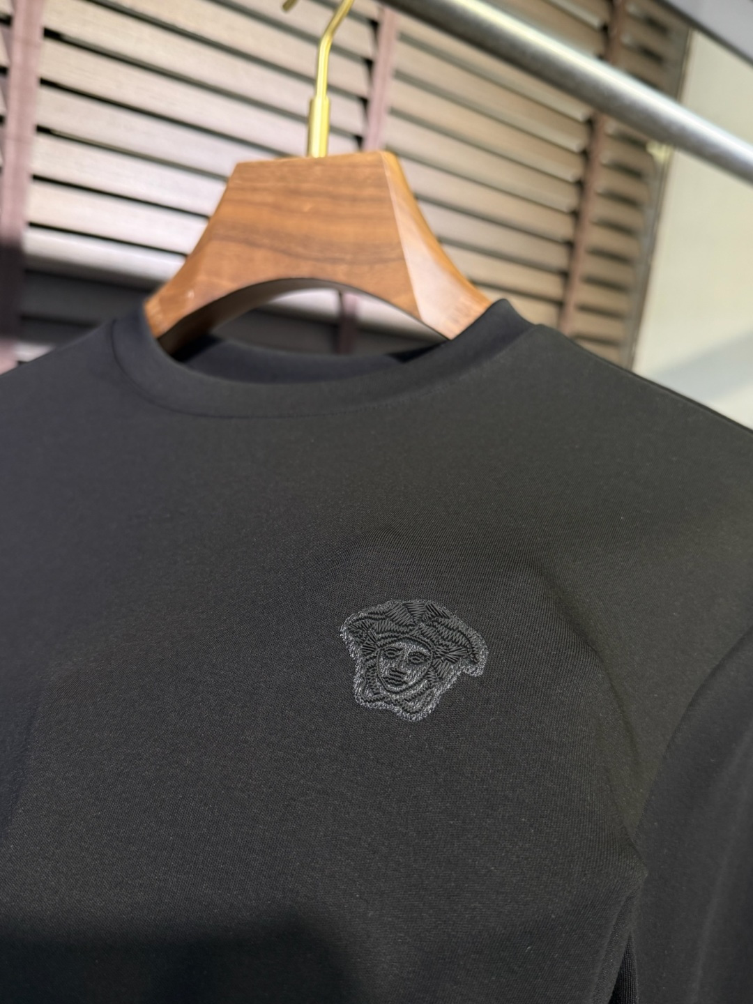 Versac&瓦萨🎨FW2025新款圆领打底衫。采用46%棉➕46%莫代尔➕8%氨纶混纺面料，可机洗，立