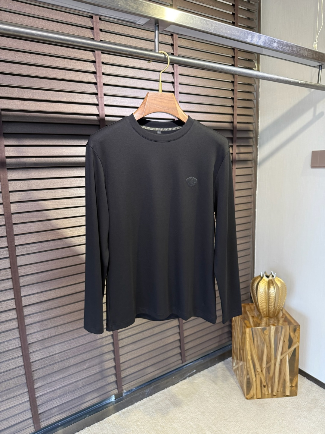 Versac&瓦萨🎨FW2025新款圆领打底衫。采用46%棉➕46%莫代尔➕8%氨纶混纺面料，可机洗，立