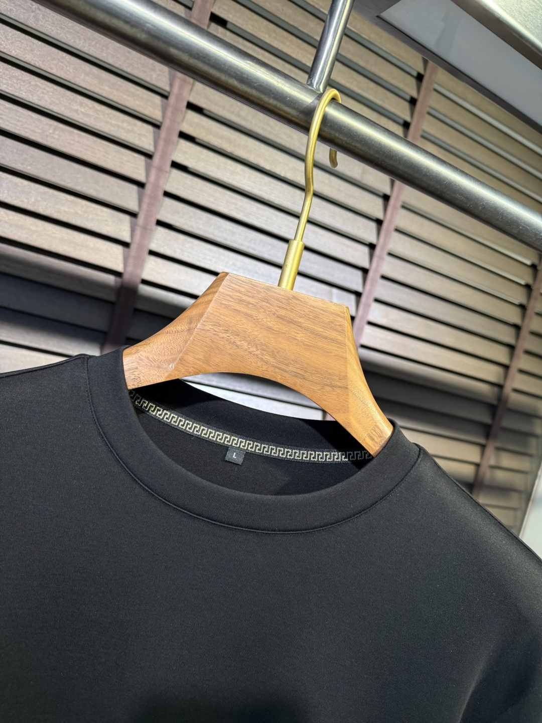 Versac&瓦萨🎨FW2025新款圆领打底衫。采用46%棉➕46%莫代尔➕8%氨纶混纺面料，可机洗，立