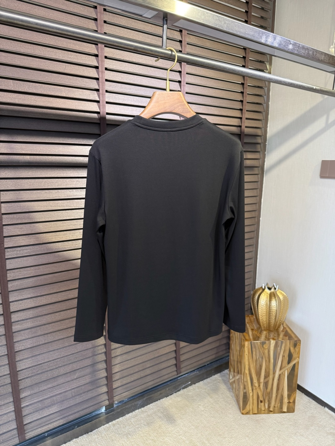 Versac&瓦萨🎨FW2025新款圆领打底衫。采用46%棉➕46%莫代尔➕8%氨纶混纺面料，可机洗，立