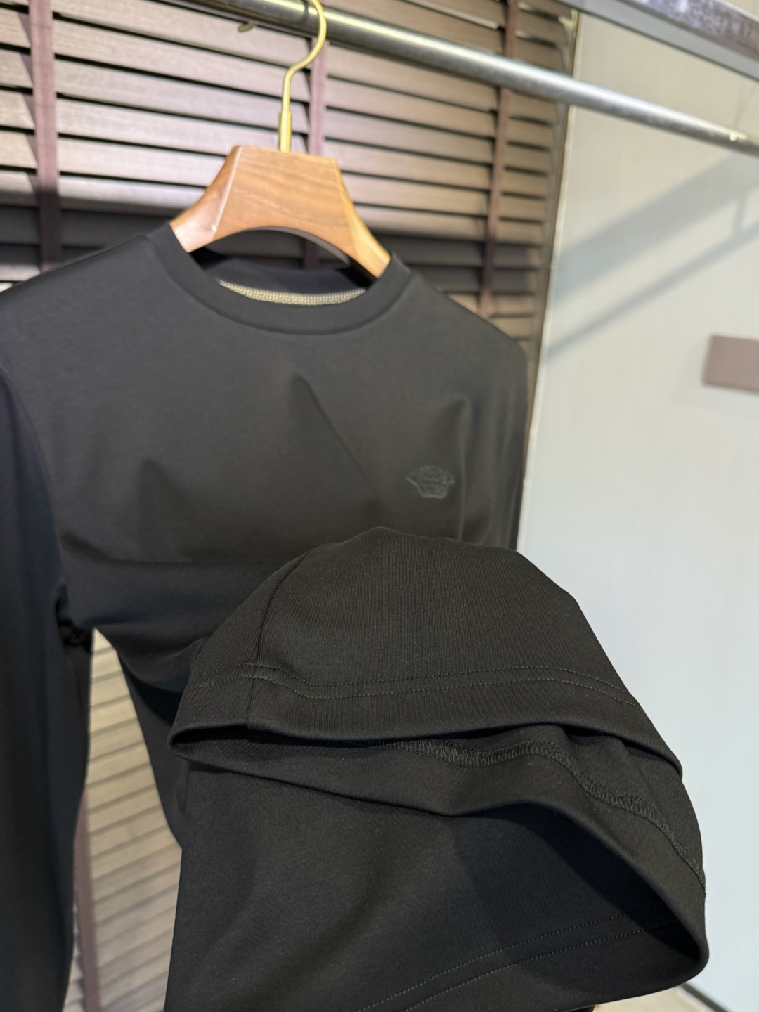 Versac&瓦萨🎨FW2025新款圆领打底衫。采用46%棉➕46%莫代尔➕8%氨纶混纺面料，可机洗，立