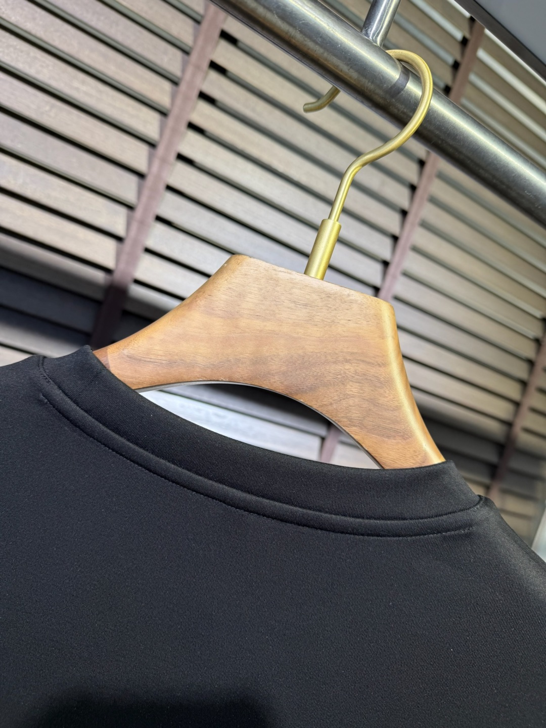 Versac&瓦萨🎨FW2025新款圆领打底衫。采用46%棉➕46%莫代尔➕8%氨纶混纺面料，可机洗，立