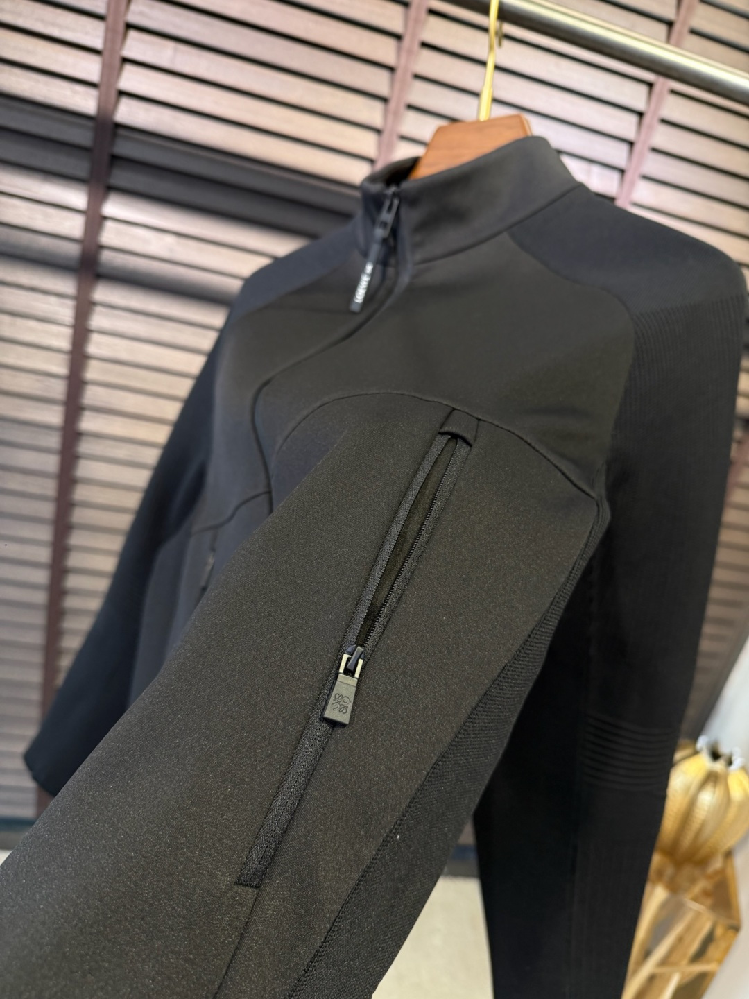 Leo&罗意😊FW2025新款针织拼接夹克外套。采用定制针织面料，力挺抗皱有型，上身绝绝子；连帽运动户外