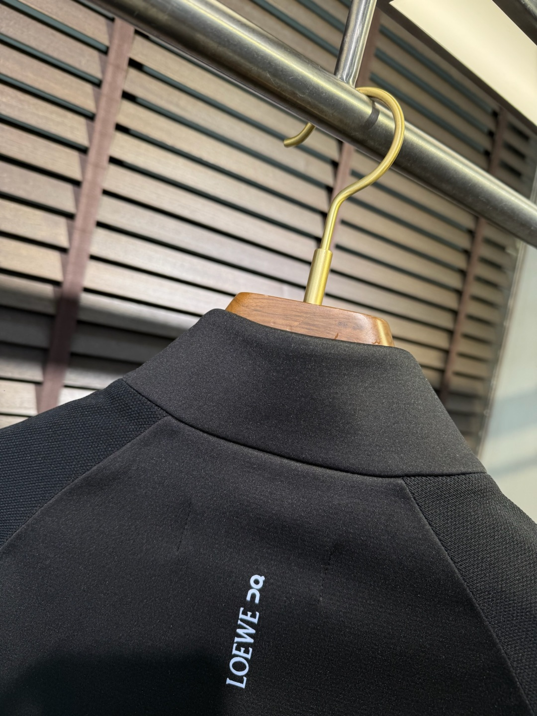 Leo&罗意😊FW2025新款针织拼接夹克外套。采用定制针织面料，力挺抗皱有型，上身绝绝子；连帽运动户外