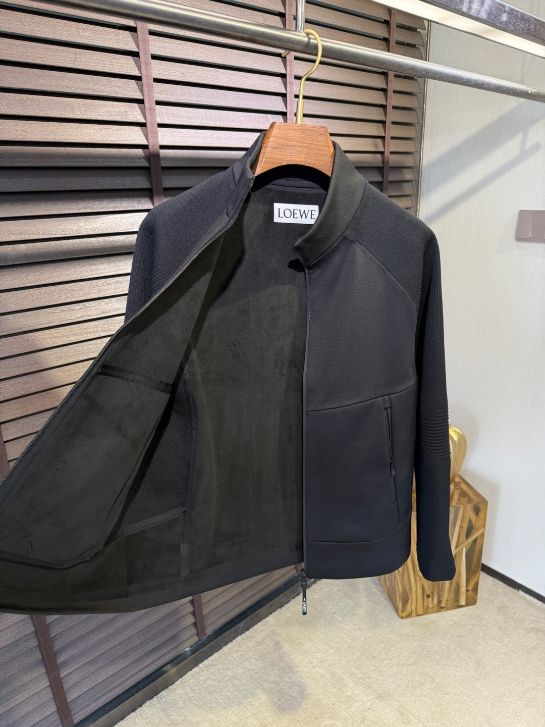 Leo&罗意😊FW2025新款针织拼接夹克外套。采用定制针织面料，力挺抗皱有型，上身绝绝子；连帽运动户外