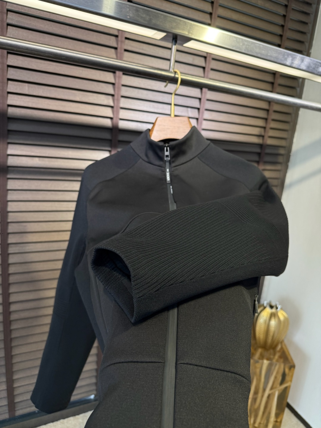 Leo&罗意😊FW2025新款针织拼接夹克外套。采用定制针织面料，力挺抗皱有型，上身绝绝子；连帽运动户外