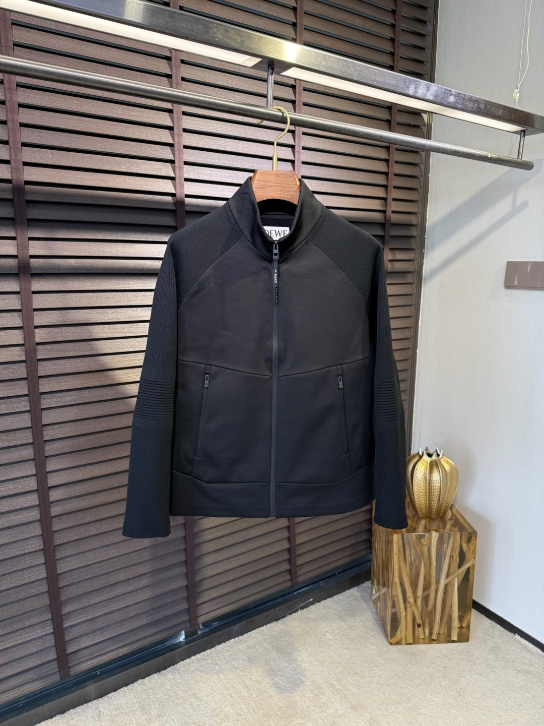 Leo&罗意😊FW2025新款针织拼接夹克外套。采用定制针织面料，力挺抗皱有型，上身绝绝子；连帽运动户外