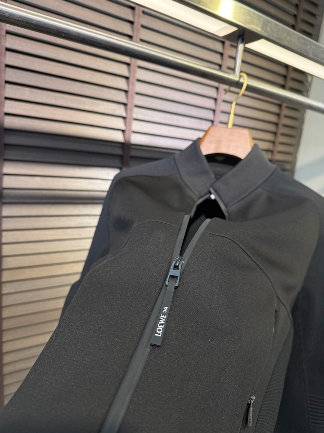 Leo&罗意😊FW2025新款针织拼接夹克外套。采用定制针织面料，力挺抗皱有型，上身绝绝子；连帽运动户外