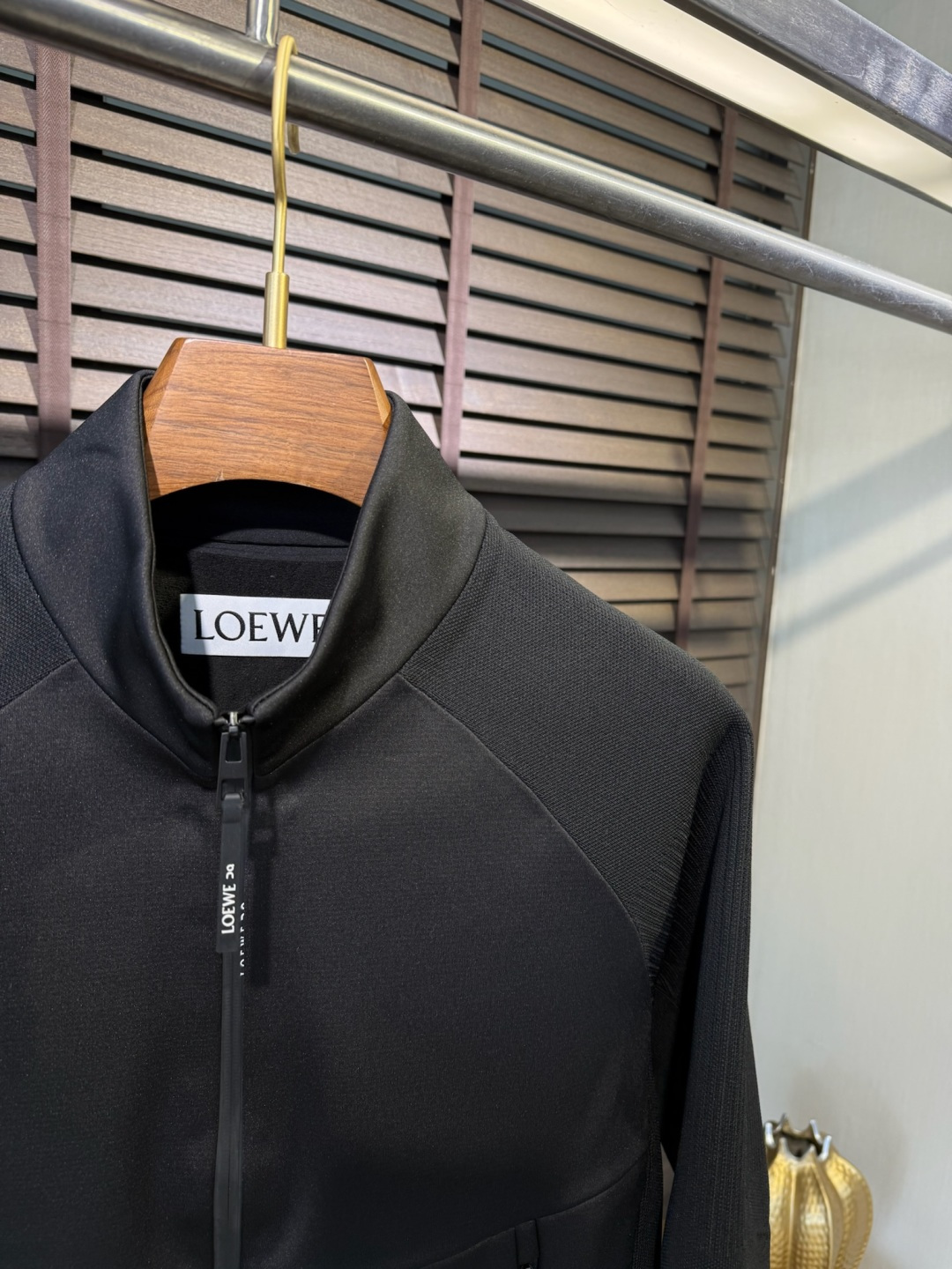 Leo&罗意😊FW2025新款针织拼接夹克外套。采用定制针织面料，力挺抗皱有型，上身绝绝子；连帽运动户外