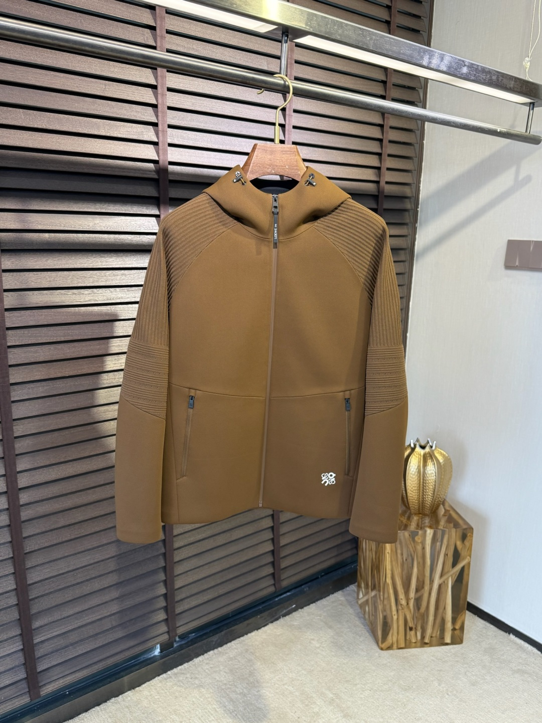 Leo&罗意😊FW2025新款针织拼接夹克外套。采用定制针织面料，力挺抗皱有型，上身绝绝子；连帽运动户外