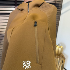 Leo&罗意😊FW2025新款针织拼接夹克外套。采用定制针织面料,力挺抗皱有型,上身绝绝子;连帽运动户外 Leo&罗意😊FW2025新款针织拼接夹克外套。采用定制针织面料,力挺抗皱有型,上身绝绝子;连帽运动户外