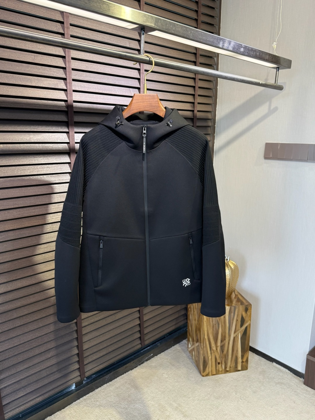 Leo&罗意😊FW2025新款针织拼接夹克外套。采用定制针织面料，力挺抗皱有型，上身绝绝子；连帽运动户外