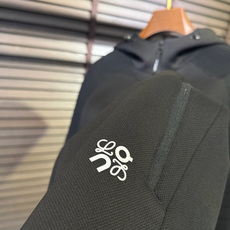 Leo&罗意😊FW2025新款针织拼接夹克外套。采用定制针织面料,力挺抗皱有型,上身绝绝子;连帽运动户外 Leo&罗意😊FW2025新款针织拼接夹克外套。采用定制针织面料,力挺抗皱有型,上身绝绝子;连帽运动户外