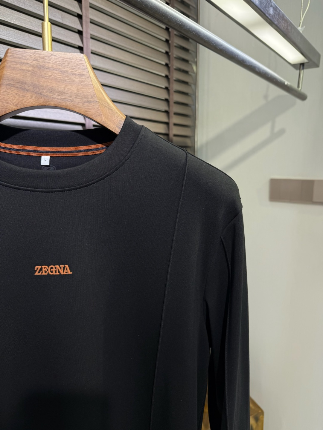 ZEGN&EZ杰尼🦷FW2025新款圆领打底衫。采用46%棉➕46%莫代尔➕8%氨纶混纺面料，可机洗，立