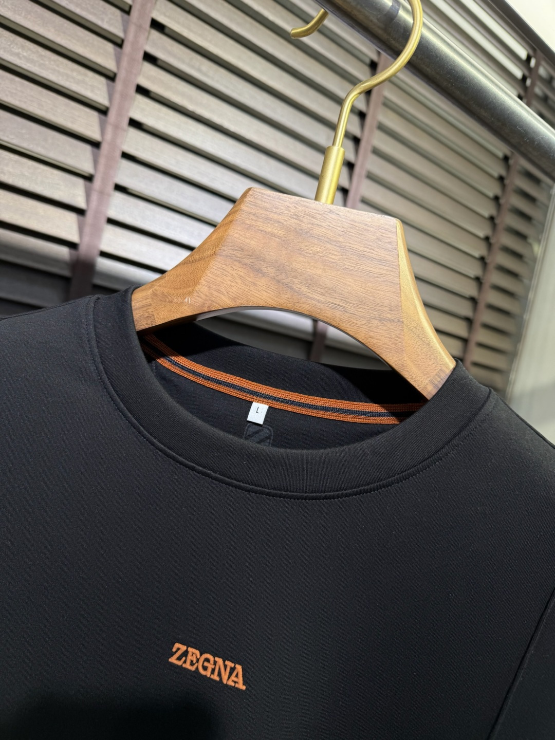 ZEGN&EZ杰尼🦷FW2025新款圆领打底衫。采用46%棉➕46%莫代尔➕8%氨纶混纺面料，可机洗，立