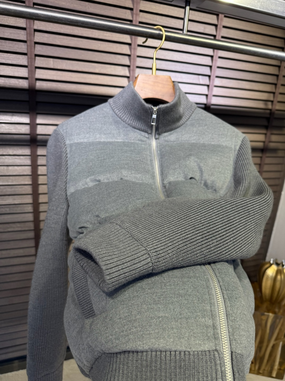 羽绒服 Loro Pian&lP🆕诺悠翩雅FW2025新款立挺针织羽绒拼接外套。柜子在售爆款。采用原版羊