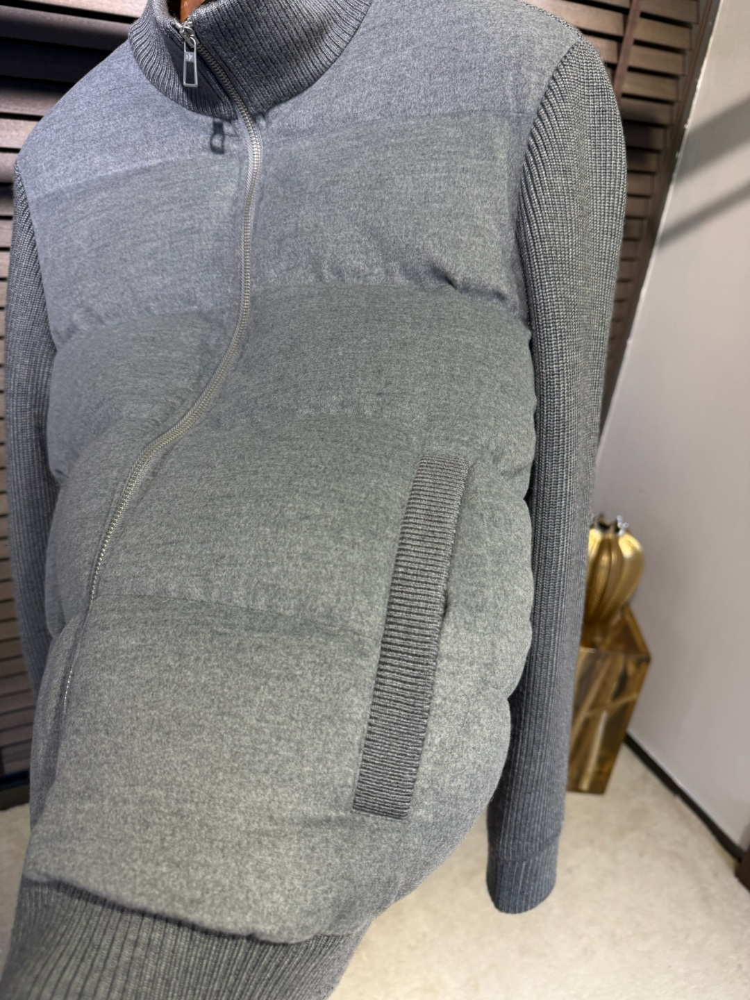 羽绒服 Loro Pian&lP🆕诺悠翩雅FW2025新款立挺针织羽绒拼接外套。柜子在售爆款。采用原版羊