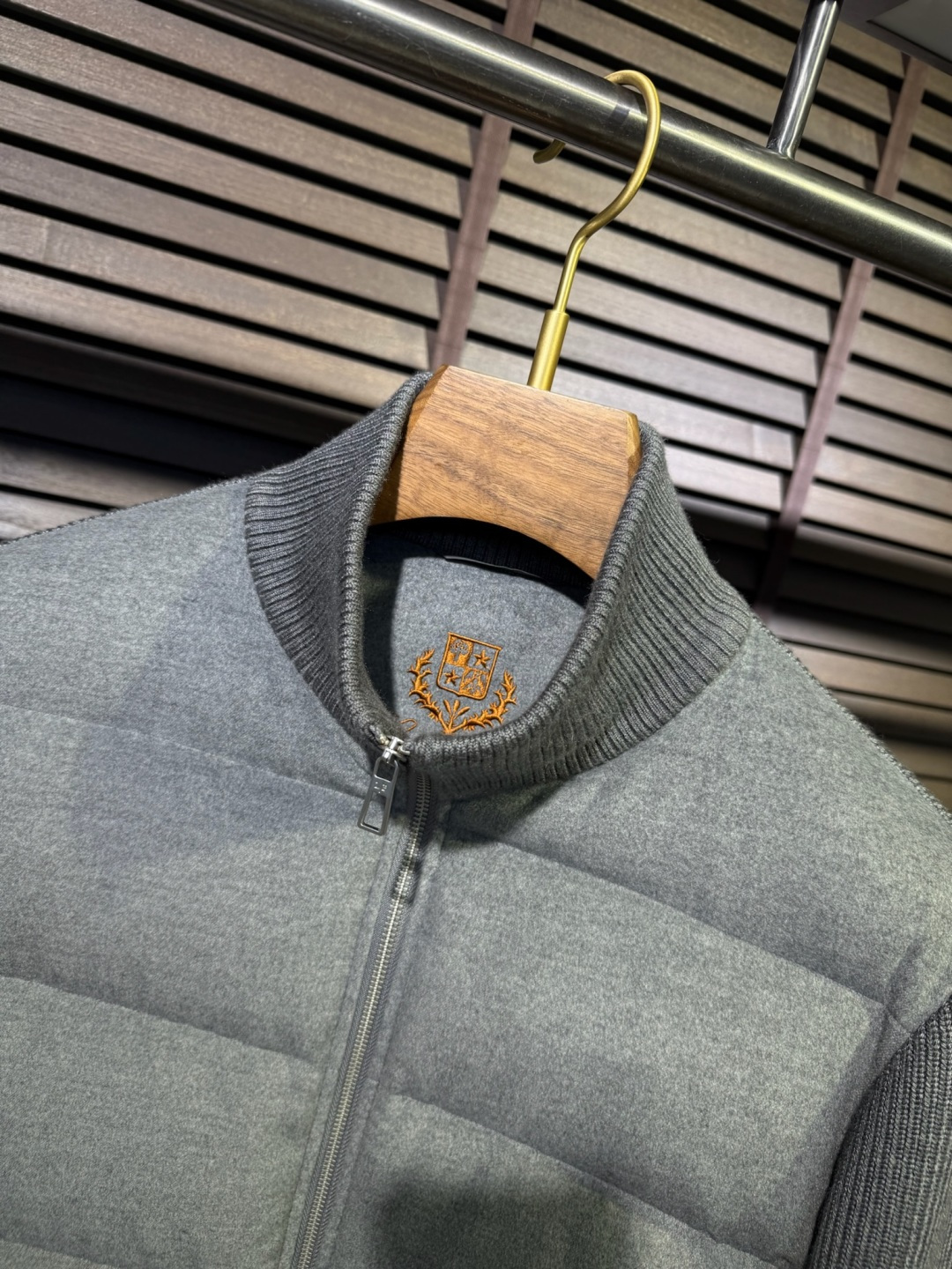 羽绒服 Loro Pian&lP🆕诺悠翩雅FW2025新款立挺针织羽绒拼接外套。柜子在售爆款。采用原版羊