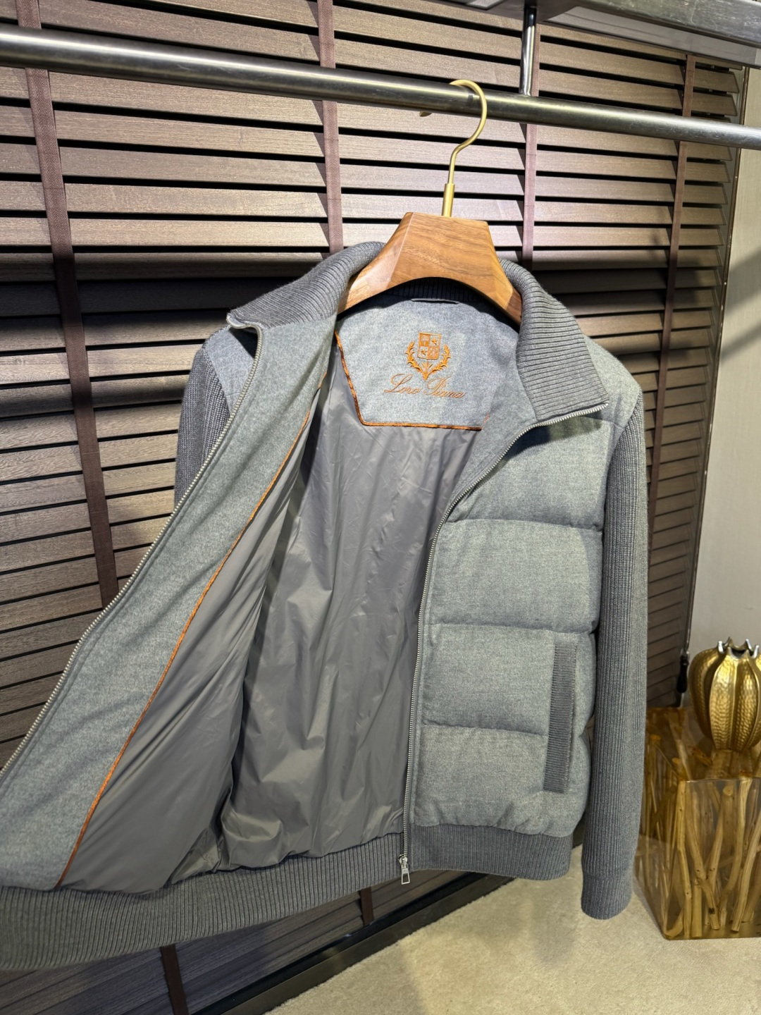 羽绒服 Loro Pian&lP🆕诺悠翩雅FW2025新款立挺针织羽绒拼接外套。柜子在售爆款。采用原版羊