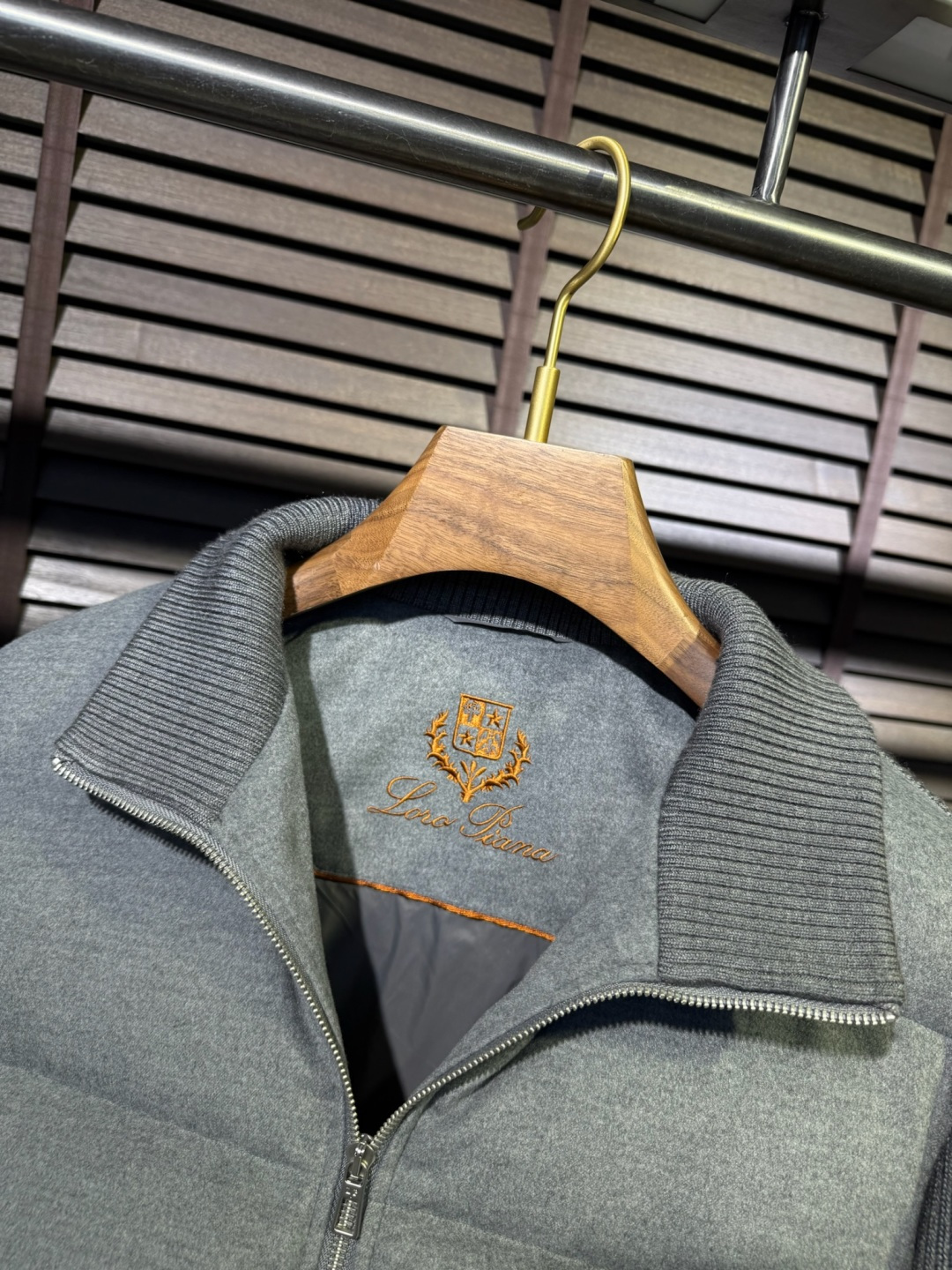 羽绒服 Loro Pian&lP🆕诺悠翩雅FW2025新款立挺针织羽绒拼接外套。柜子在售爆款。采用原版羊