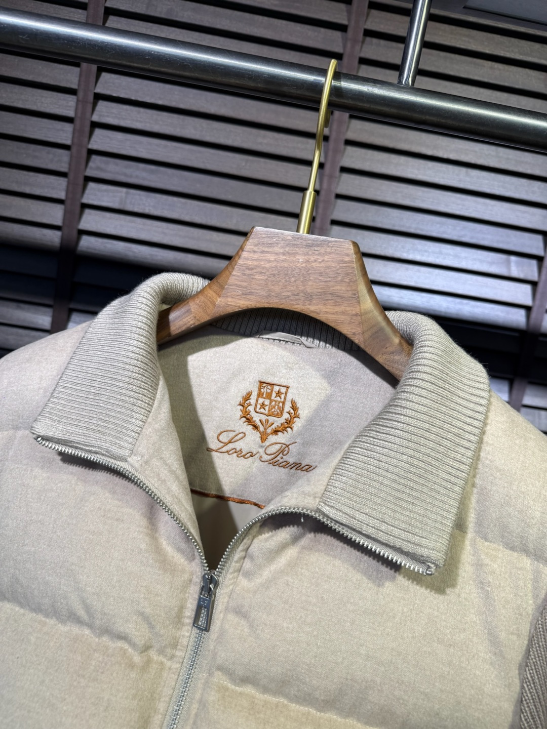 羽绒服 Loro Pian&lP🆕诺悠翩雅FW2025新款立挺针织羽绒拼接外套。柜子在售爆款。采用原版羊