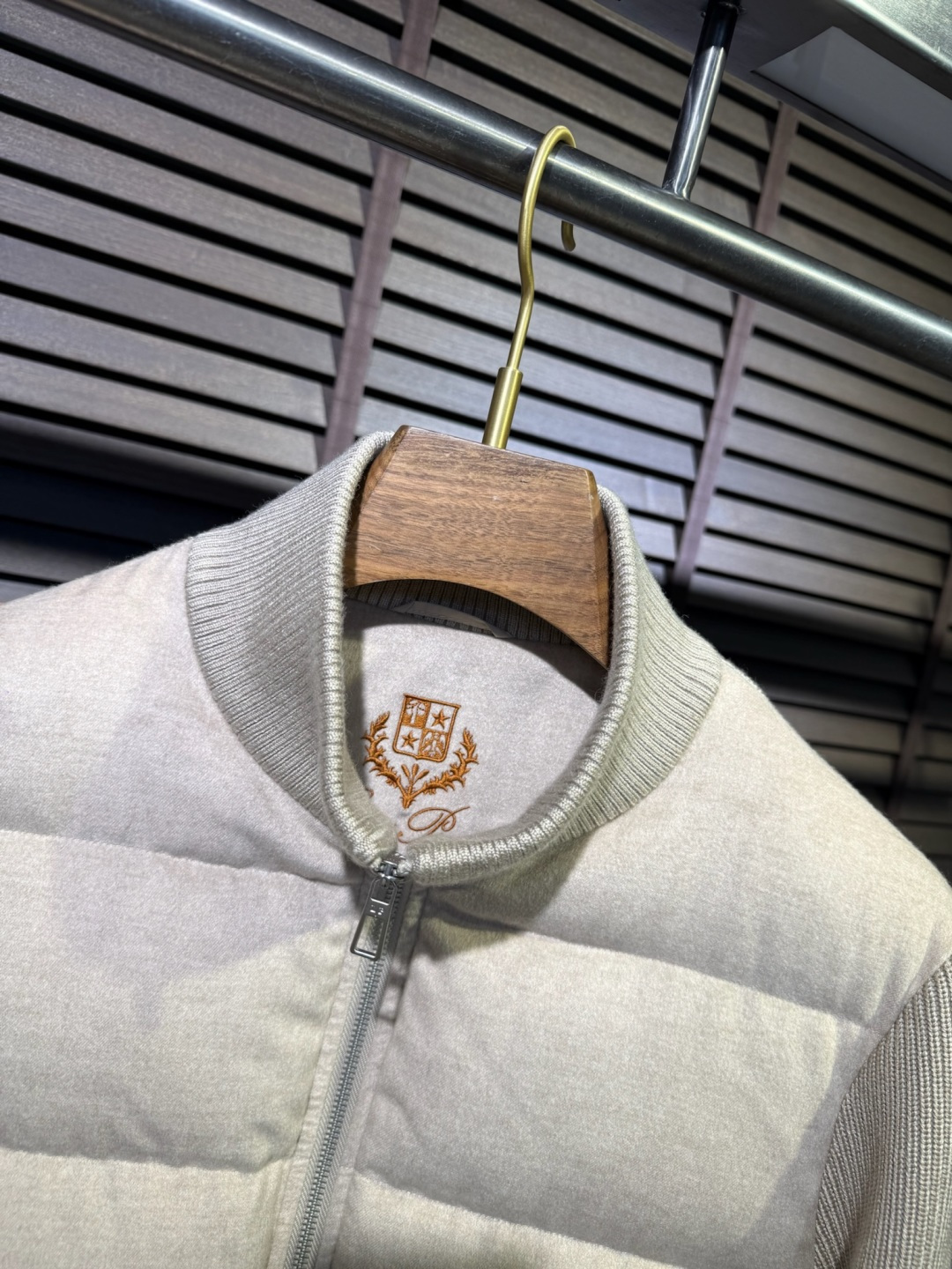 羽绒服 Loro Pian&lP🆕诺悠翩雅FW2025新款立挺针织羽绒拼接外套。柜子在售爆款。采用原版羊