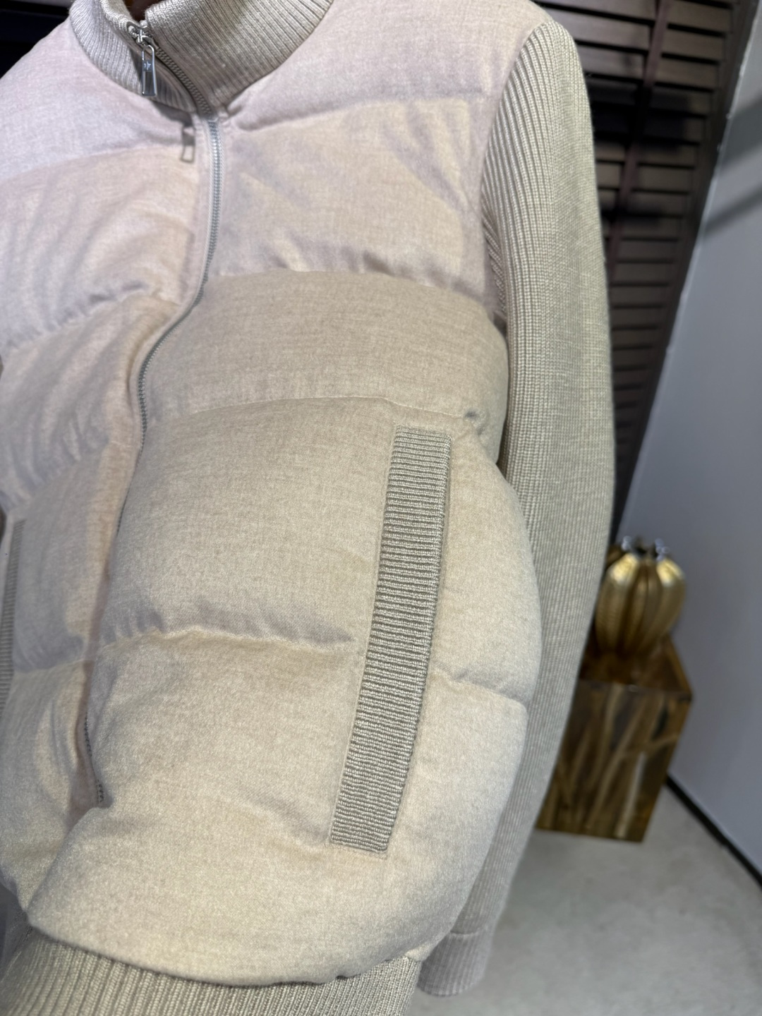 羽绒服 Loro Pian&lP🆕诺悠翩雅FW2025新款立挺针织羽绒拼接外套。柜子在售爆款。采用原版羊