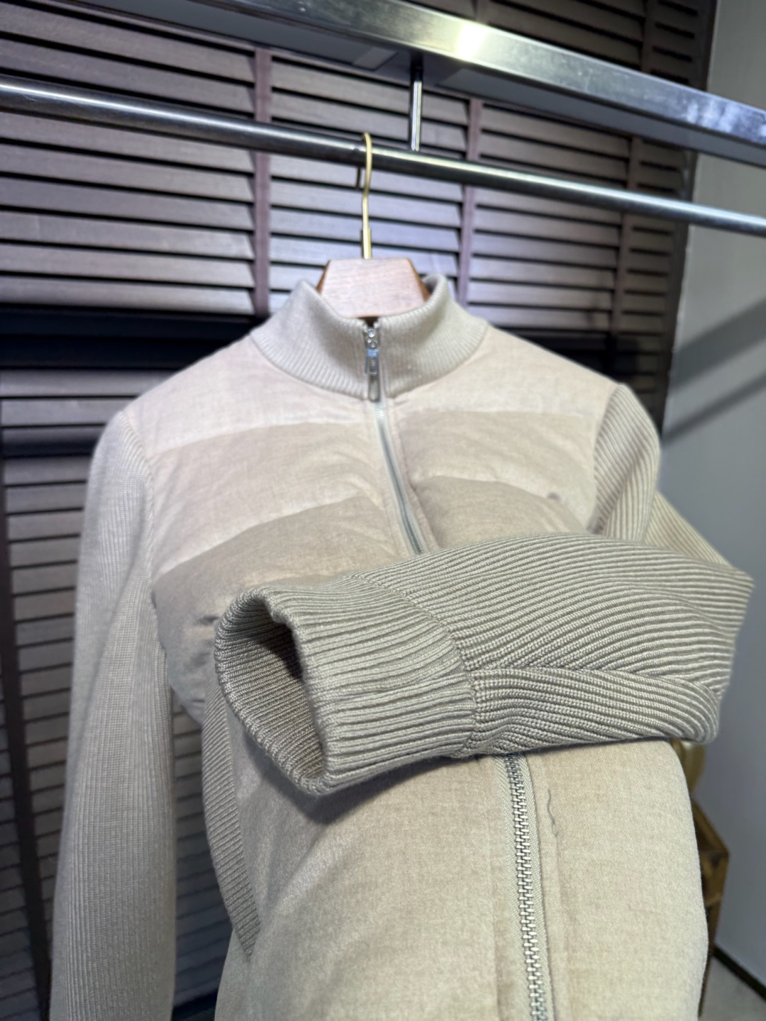 羽绒服 Loro Pian&lP🆕诺悠翩雅FW2025新款立挺针织羽绒拼接外套。柜子在售爆款。采用原版羊