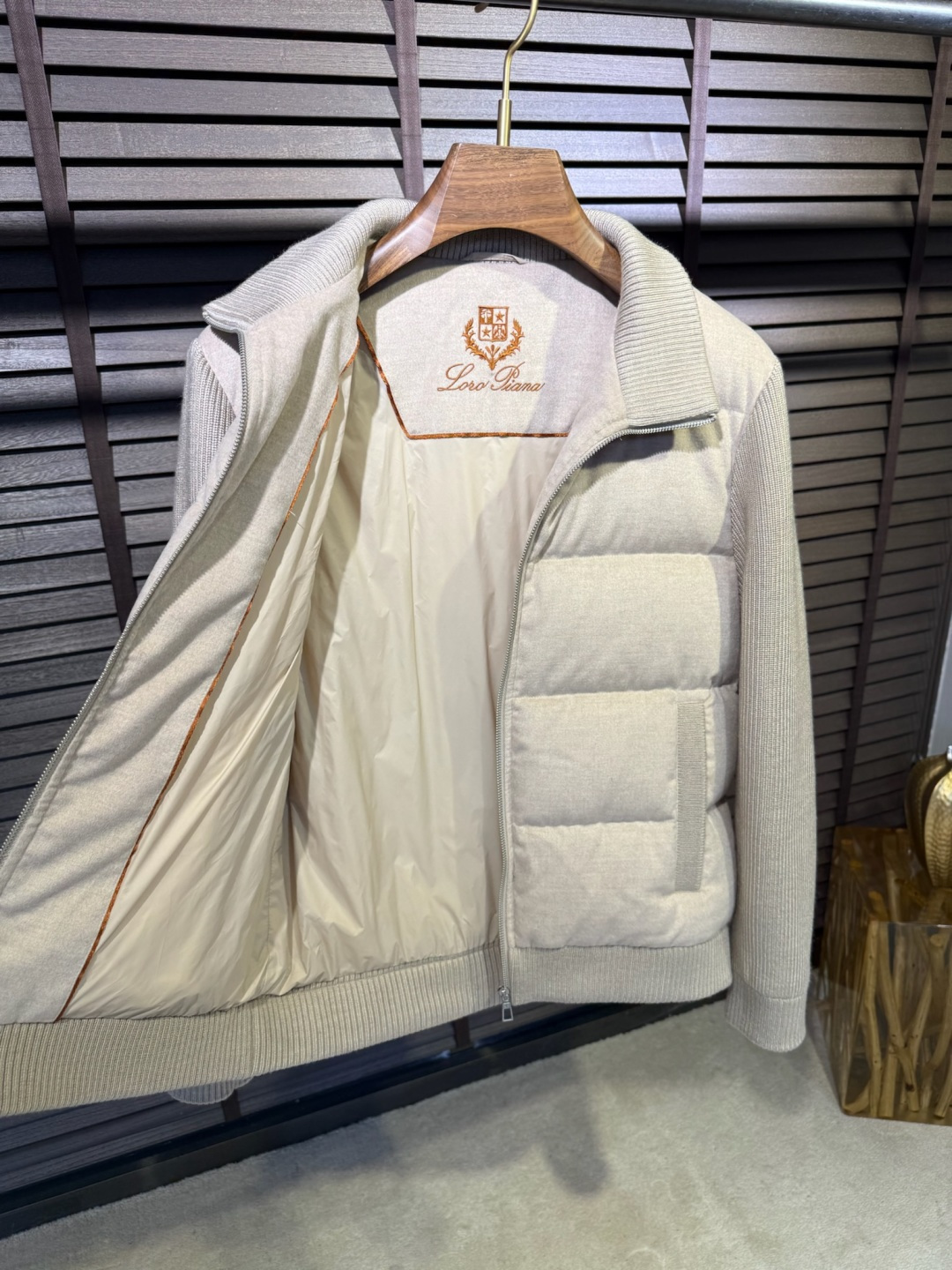 羽绒服 Loro Pian&lP🆕诺悠翩雅FW2025新款立挺针织羽绒拼接外套。柜子在售爆款。采用原版羊