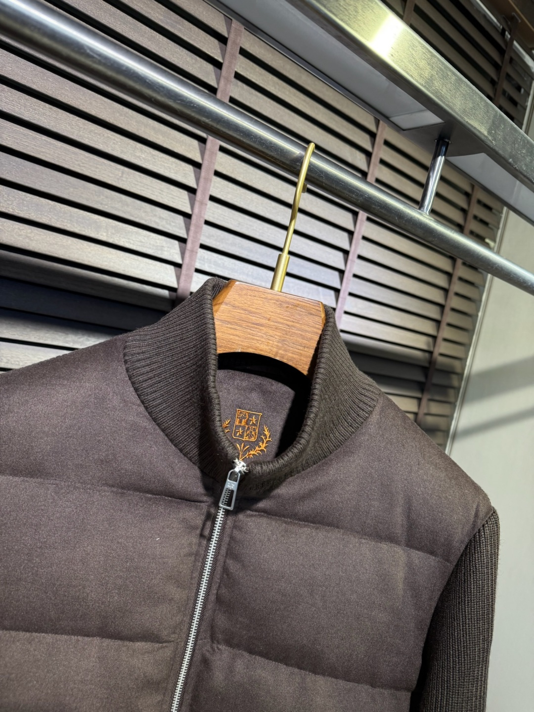 羽绒服 Loro Pian&lP🆕诺悠翩雅FW2025新款立挺针织羽绒拼接外套。柜子在售爆款。采用原版羊