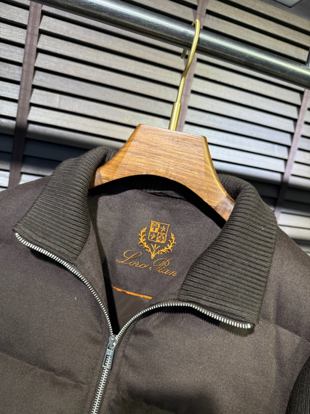 羽绒服 Loro Pian&lP🆕诺悠翩雅FW2025新款立挺针织羽绒拼接外套。柜子在售爆款。采用原版羊