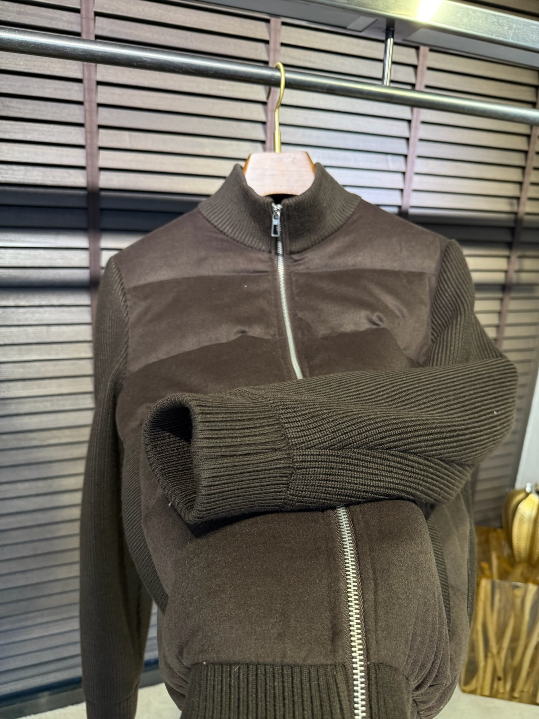 羽绒服 Loro Pian&lP🆕诺悠翩雅FW2025新款立挺针织羽绒拼接外套。柜子在售爆款。采用原版羊