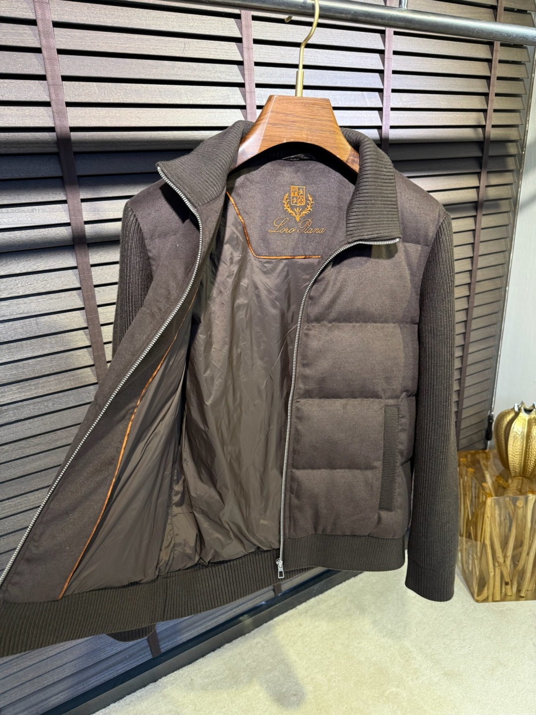 羽绒服 Loro Pian&lP🆕诺悠翩雅FW2025新款立挺针织羽绒拼接外套。柜子在售爆款。采用原版羊