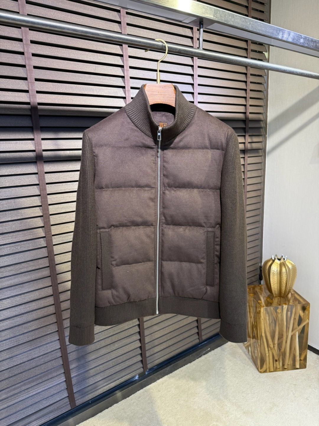 羽绒服 Loro Pian&lP🆕诺悠翩雅FW2025新款立挺针织羽绒拼接外套。柜子在售爆款。采用原版羊