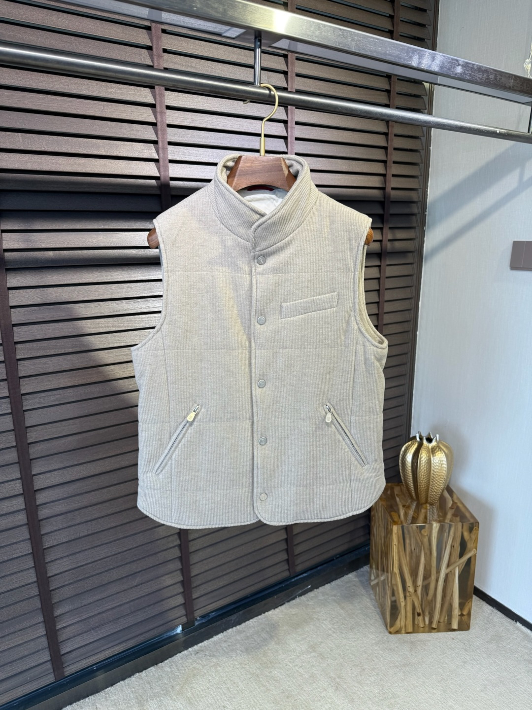 NO:567908,Down Brunello  Cucinell&BC Cucinell FW2025 new autumn and winter down vest. On sale in the cabinet, hot style. Made of mulberry silk wool acetate polyester fiber blended fabric, anti-wrinkle and stylish, soft and skin-friendly, with a stylish upper body; small stand-up collar design  The design is suitable for various styles and can be worn inside or out; it is filled with 90 velvet, soft, warm and fluffy; it is breathable and extremely comfortable; it is decorated with the brand's classic logo on the chest, which is highly recognizable; a vest suitable for all grades. [Color] Gray  Brown, red, apricot/9031 [code number] 48-56, brunello cucinelli, down jacket, alexander wang19860909羽绒 Brunello Cucinell&BC库奇勒FW2025秋冬新款羽绒马甲.柜子在售款,爆款.采用桑蚕丝羊毛醋酸聚酯纤维混纺面料,抗皱立挺有型,软糯亲肤,上身有型；小立领设计,适合凹各种造型,内搭外穿皆可；内充90绒,轻柔保暖蓬松；透气,舒适度极高；胸前饰以品牌经典logo,辨识度极高；一款适合各个年级穿搭的马甲.【颜色】灰色 咖色 红色 杏色/9031【码数】48-56,,brunello cucinelli,down jacket,alexander wang,Men's clothing