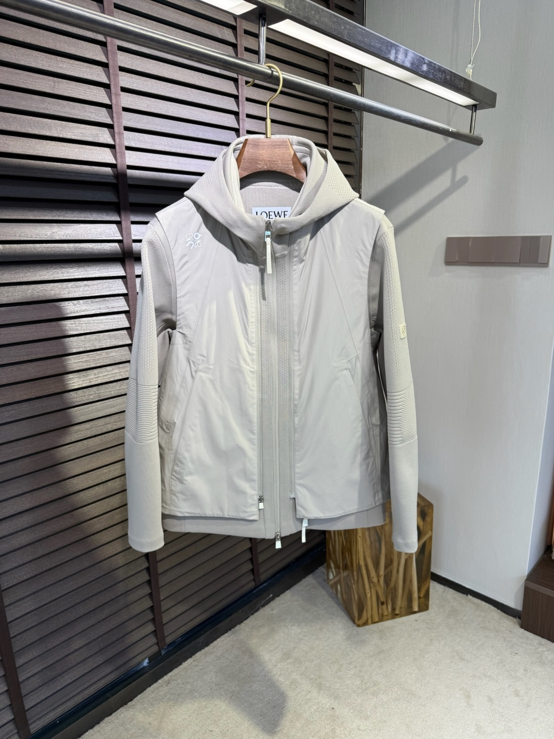 NO:573330,Jacket Leo&Luoyi FW2025 new knitted splicing jacket. A two-piece set, which can be separated into a vest and a knitted jacket. Made of custom knitted fabric, it is wrinkle-resistant and stylish, and the upper body is perfect; hooded sports outdoor style design, hooded design, business and leisure merge; the sleeves and body are spliced with knitted fabric, breaking the traditional jacket style, the whole outfit is three-dimensional and stylish, full of fashion; a jacket suitable for various occasions, age-reducing and handsome. [Color] Black Beige  Khaki/26832 [code number] 48-56,,loewe,jackets & coats,jackets & coats,hats,alexander wang19860909夹克 Leo&罗意FW2025新款针织拼接夹克外套.两件套,拆开就是马甲一件针织外套.采用定制针织面料,力挺抗皱有型,上身绝绝子；连帽运动户外风设计,连帽设计,商务与休闲兼并；袖子与正身拼接针织面料,打破传统夹克款式,整衣立体有型,时尚感满满；一款适合多种场合穿搭的外套,减龄帅气.【颜色】黑色 米色 卡其/26832【码数】48-56,,loewe,jackets & coats,jackets & coats,hats,alexander wang,Men's clothing