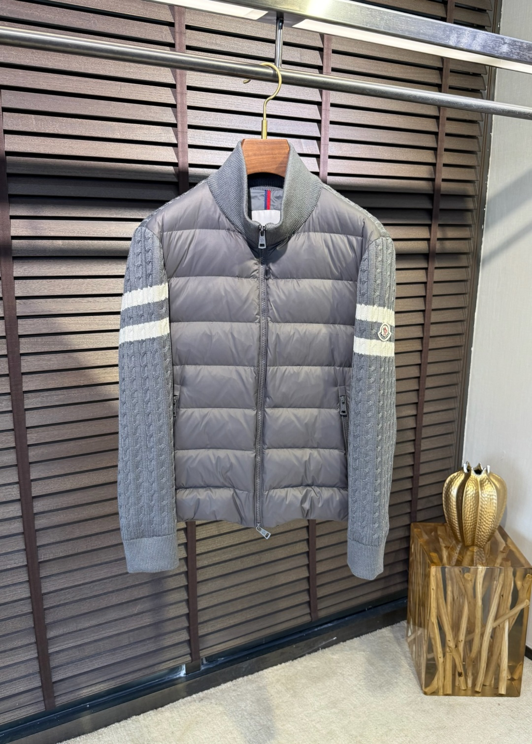 NO:573328,Down  MQ&Mongof FW2025 new style stiff down splicing wool knitted zipper cardigan jacket. It is a hot sale in the cabinet. Made of original customized fabrics, the chest is made of down and wool splicing fabric, and the back is a whole piece of high-count wool knitted fabric, which is stiff and stiff.  Fashionable style, adding anti-pilling fiber to reduce the probability of pilling. The left sleeve is decorated with the brand logo, which is highly recognizable; the hardware accessories are supplied by customers and are produced by the brand factory, with impeccable details. A fashionable and versatile patchwork jacket. [Color] Black  Gray blue green/96045 [code number] 48-56,,jackets & coats,jackets & coats,down jacket,alexander wang19860909羽绒 MQ&蒙冦FW2025新款立挺羽绒拼接羊毛针织拉链开衫夹克外套.柜子在售爆款.采用原版定制面料,胸前是羽绒与羊毛拼接面料,后背整片高支数羊毛针织面料,立挺有型时尚,加入抗起球纤维,降低起球概率.左袖饰以品牌logo,辨识度极高；客供五金辅料,品牌工厂出品,细节之处无可挑剔.一款时尚百搭的拼接夹克外套.【颜色】黑色 灰色 蓝色 绿色/96045【码数】48-56,,jackets & coats,jackets & coats,down jacket,alexander wang,Men's clothing