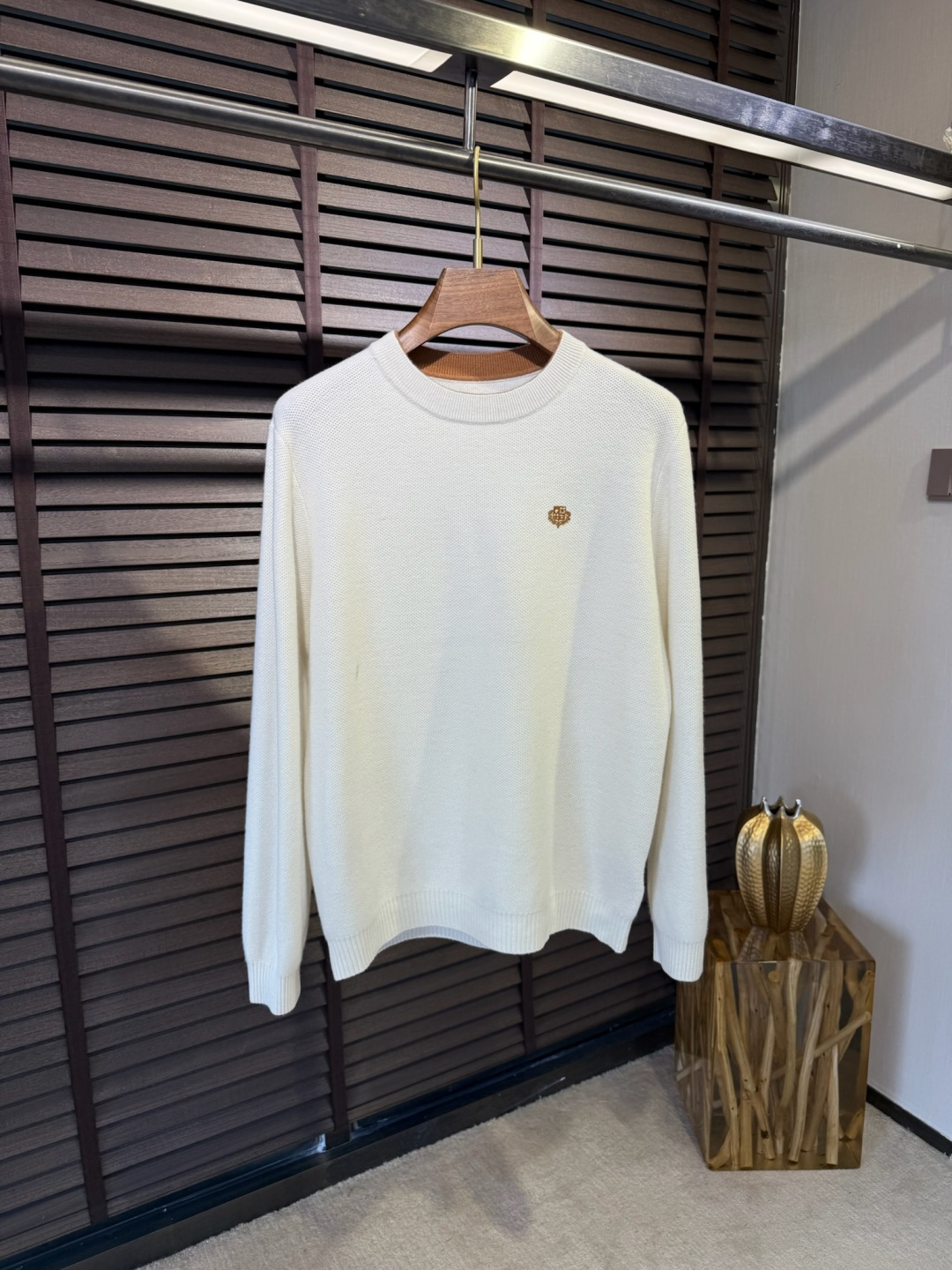 NO:573341,Loro Pian & LP & Nuo You Pian FW2025 new round neck knitted sweater, the latest model in the cabinet. The merino wool and cashmere blended fabric is supplied to customers. The knitting technique makes the density extremely fine, creating a solid, delicate and soft fabric. The texture is comparable to noble cashmere to a large extent. It is a classic and versatile style. The brand logo is decorated on the chest, which is highly recognizable; the round neck design is suitable for various outfits. [Color] Black White Red Green  Camel/9903【Size】M-3XL,,loro piana,loro piana,sweaters,alexander wang19860909Loro Pian&LP&诺悠翩FW2025新款圆领针织毛衣,柜子最新款.客供美丽奴羊毛羊绒混纺面料,针织的手法工艺让密度极其细致,铸就了手感扎实细腻柔软的织物,质感已极大程度上堪比高贵羊绒,经典百搭款.胸前饰以品牌logo,辨识度极高；圆领设计,适合各种穿搭.【颜色】黑色 白色 红色 绿色 驼色/9903【码数】M-3XL,,loro piana,loro piana,sweaters,alexander wang,Men's clothing