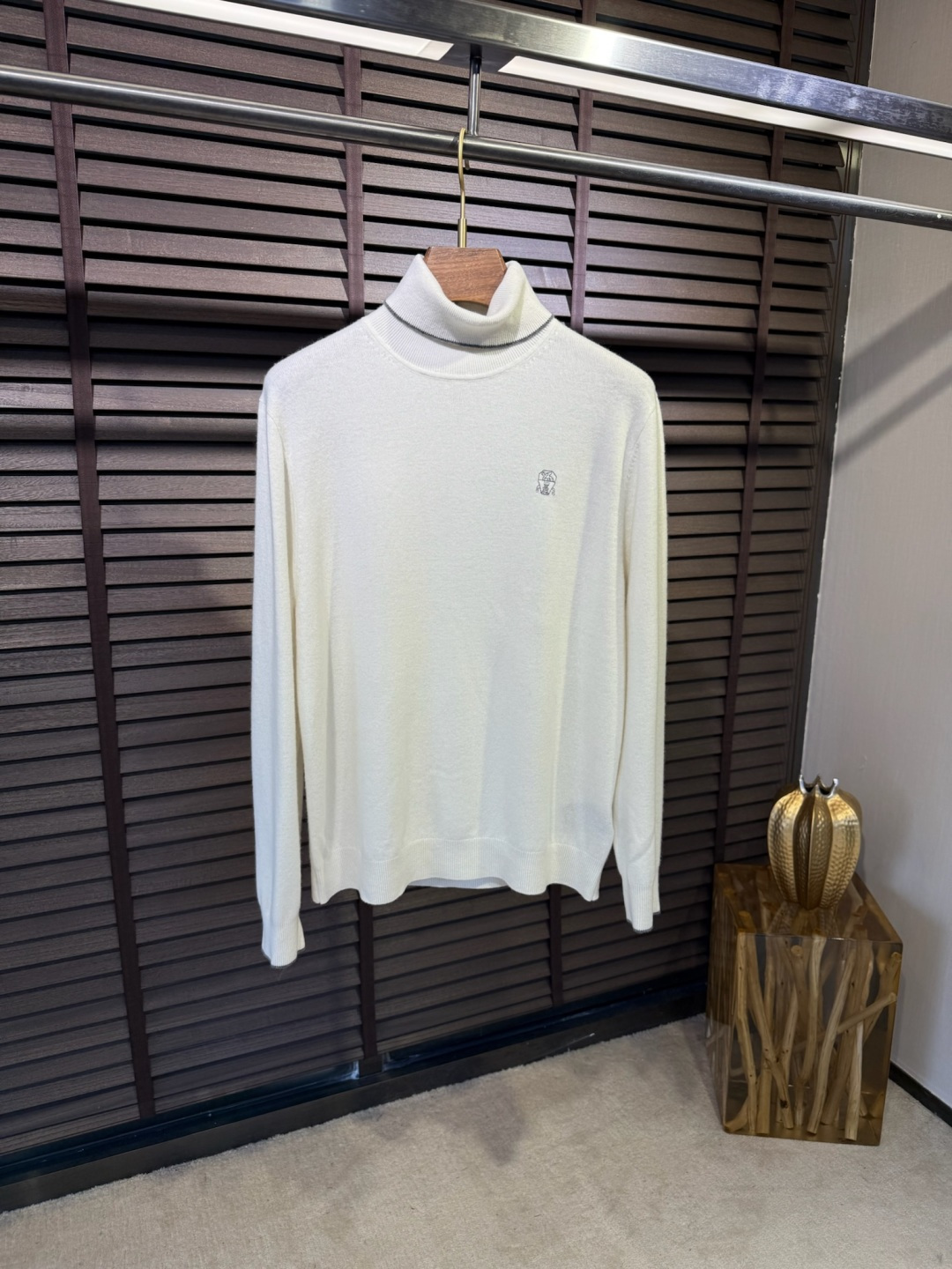 NO:573343,Brunello Cucinell&BC&FW2025 new turtleneck knitted sweater, the latest model in the cabinet. The merino wool and cashmere blended fabric is supplied to customers. The knitting technique makes the density extremely fine, creating a solid, delicate and soft fabric. The texture is comparable to noble cashmere to a large extent. It is a classic and versatile style. The brand logo is decorated on the chest, which is highly recognizable; the round neck design is suitable for all kinds of wear. [Color] Black White Gray  Brown/9902【Size】M-3XL,, brunello cucinelli, sweaters, alexander wang19860909Brunello Cucinell&BC&FW2025新款高领针织毛衣,柜子最新款.客供美丽奴羊毛羊绒混纺面料,针织的手法工艺让密度极其细致,铸就了手感扎实细腻柔软的织物,质感已极大程度上堪比高贵羊绒,经典百搭款.胸前饰以品牌logo,辨识度极高；圆领设计,适合各种穿搭.【颜色】黑色 白色 灰色 咖啡色/9902【码数】M-3XL,,brunello cucinelli,sweaters,alexander wang,Men's clothing