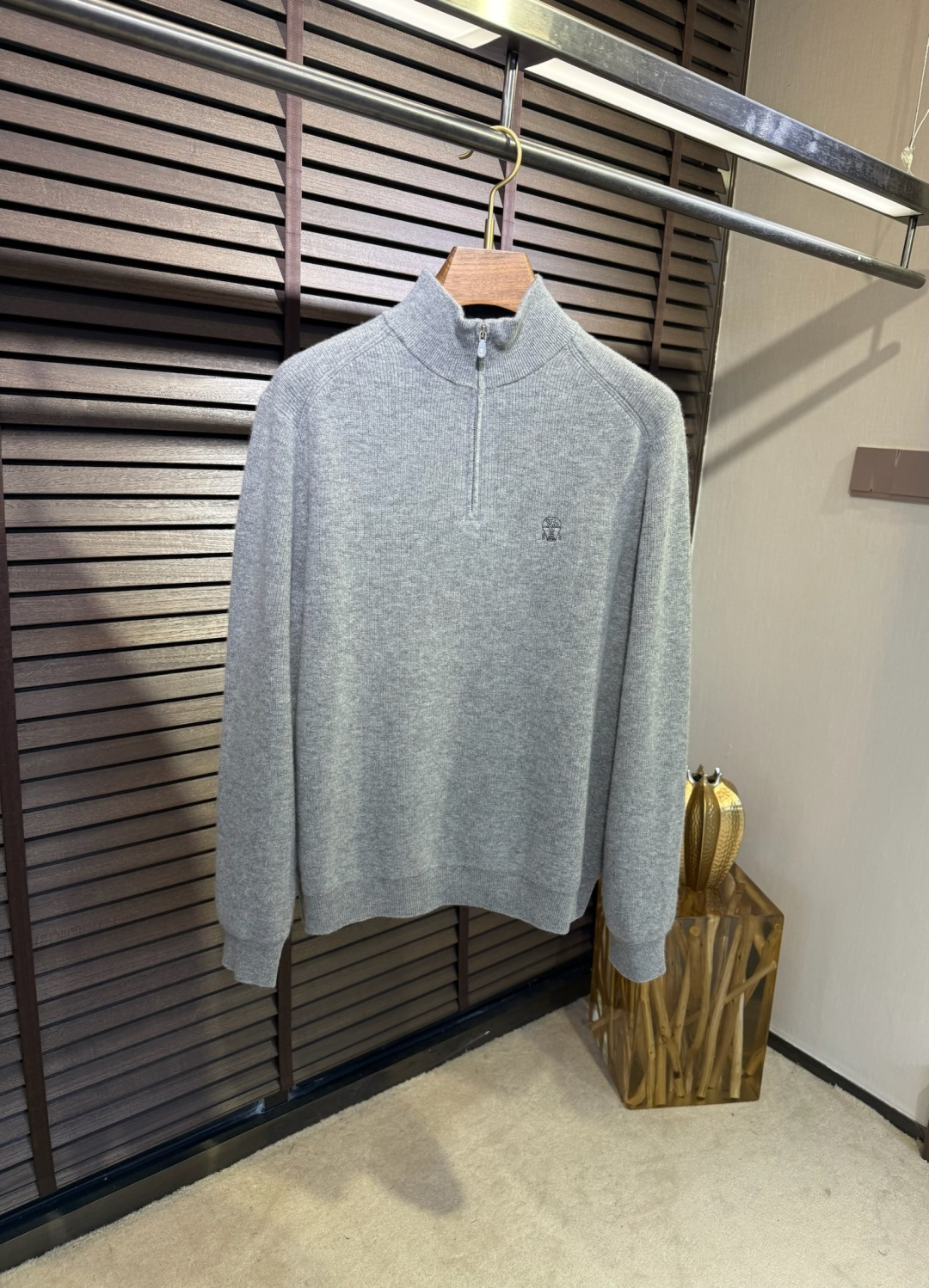 NO:573345,Brunello Cucinell&BC&FW2025 new high-neck zipper knitted sweater, the latest model in the cabinet. Customer-supplied merino wool and cashmere blended fabric. The knitting technique makes the density extremely fine, creating a solid, delicate and soft fabric. The texture is comparable to noble cashmere to a large extent. It is a classic and versatile style. The brand logo is decorated on the chest, which is highly recognizable; the round neck design is suitable for various outfits. [Color] Black, Gray, Brown  Blue/9916【Size】M-3XL,, brunello cucinelli, sweaters, alexander wang19860909Brunello Cucinell&BC&FW2025新款高领拉链针织毛衣,柜子最新款.客供美丽奴羊毛羊绒混纺面料,针织的手法工艺让密度极其细致,铸就了手感扎实细腻柔软的织物,质感已极大程度上堪比高贵羊绒,经典百搭款.胸前饰以品牌logo,辨识度极高；圆领设计,适合各种穿搭.【颜色】黑色 灰色 咖啡色 蓝色/9916【码数】M-3XL,,brunello cucinelli,sweaters,alexander wang,Men's clothing