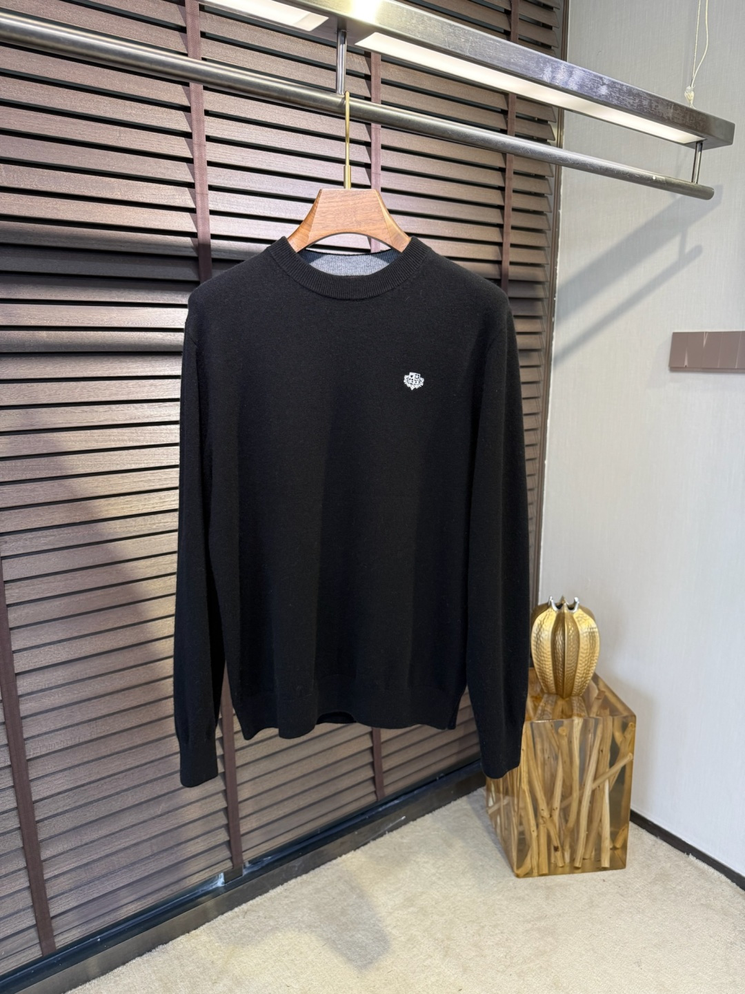 NO:573339,Loro Pian & LP & Nuo You Pian FW2025 new round neck knitted sweater, the latest model in the cabinet. The merino wool and cashmere blended fabric is supplied to customers. The knitting technique makes the density extremely fine, creating a solid, delicate and soft fabric. The texture is comparable to noble cashmere to a large extent. It is a classic and versatile style. The brand logo is decorated on the chest, which is highly recognizable; the round neck design is suitable for various outfits. [Color] Black, Gray, Brown  Cyan/9901【Size】M-3XL,,loro piana,loro piana,sweaters,alexander wang19860909Loro Pian&LP&诺悠翩FW2025新款圆领针织毛衣,柜子最新款.客供美丽奴羊毛羊绒混纺面料,针织的手法工艺让密度极其细致,铸就了手感扎实细腻柔软的织物,质感已极大程度上堪比高贵羊绒,经典百搭款.胸前饰以品牌logo,辨识度极高；圆领设计,适合各种穿搭.【颜色】黑色 灰色 咖啡色 青色/9901【码数】M-3XL,,loro piana,loro piana,sweaters,alexander wang,Men's clothing