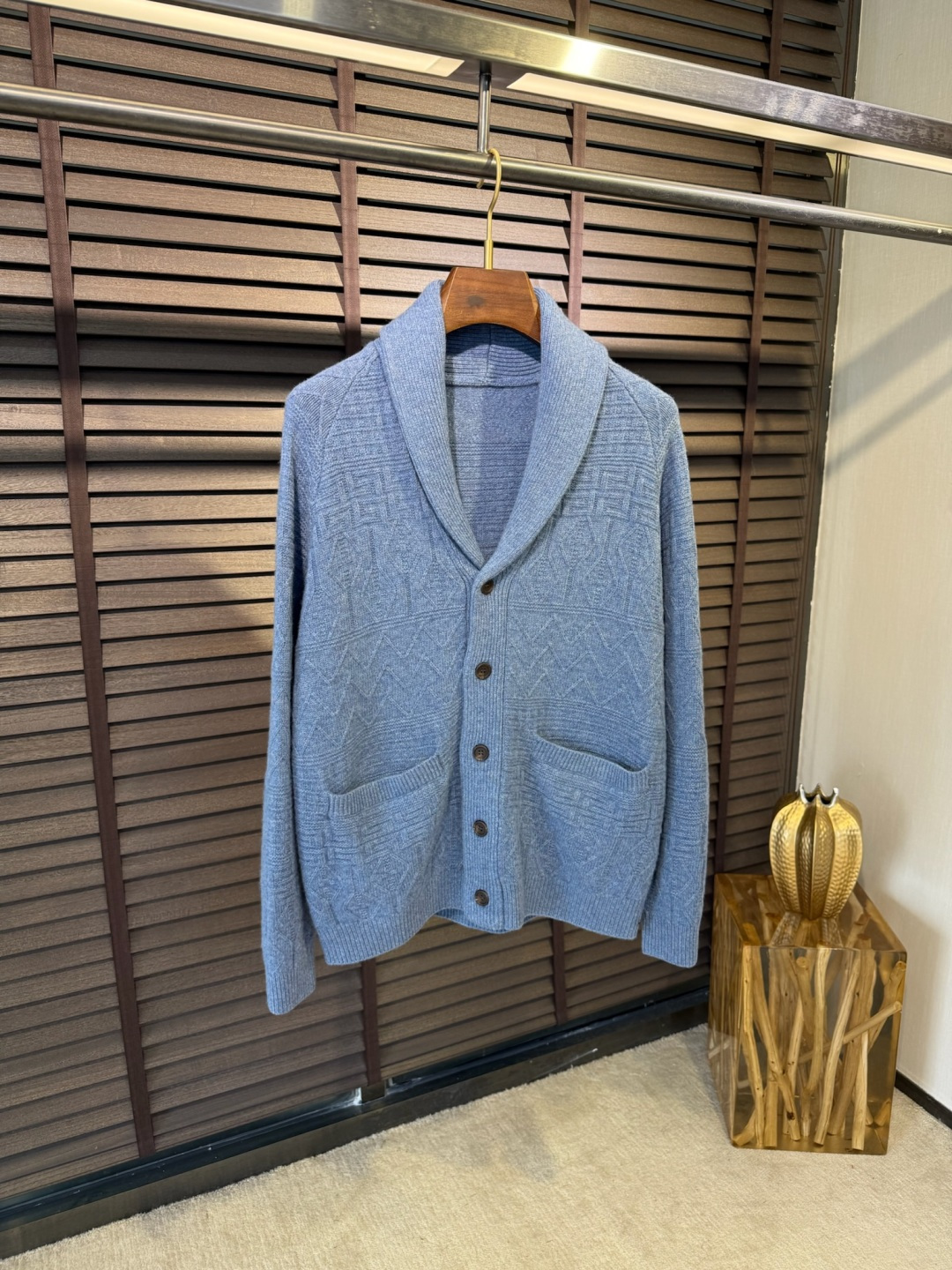 NO:573337,Brunello Cucinell & BC & Leisurely Entering Autumn FW2025 new stand-up collar cardigan knitted sweater, the latest style in the cabinet. Merino wool and cashmere blended fabrics are supplied to customers. The knitting technique makes the density extremely fine, creating a solid, delicate and soft fabric. The texture is comparable to noble cashmere to a great extent. It is a classic and versatile style. The stand-up collar cardigan design is suitable for various outfits. [Color] Gray Brown Blue  Cyan/9911【Size】M-3XL,, brunello cucinelli, sweaters, alexander wang19860909Brunello Cucinell&BC&悠然入秋FW2025新款立领开衫针织毛衣,柜子最新款.客供美丽奴羊毛羊绒混纺面料,针织的手法工艺让密度极其细致,铸就了手感扎实细腻柔软的织物,质感已极大程度上堪比高贵羊绒,经典百搭款.立领开衫设计,适合各种穿搭.【颜色】灰色 咖啡色 蓝色 青色/9911【码数】M-3XL,,brunello cucinelli,sweaters,alexander wang,Men's clothing