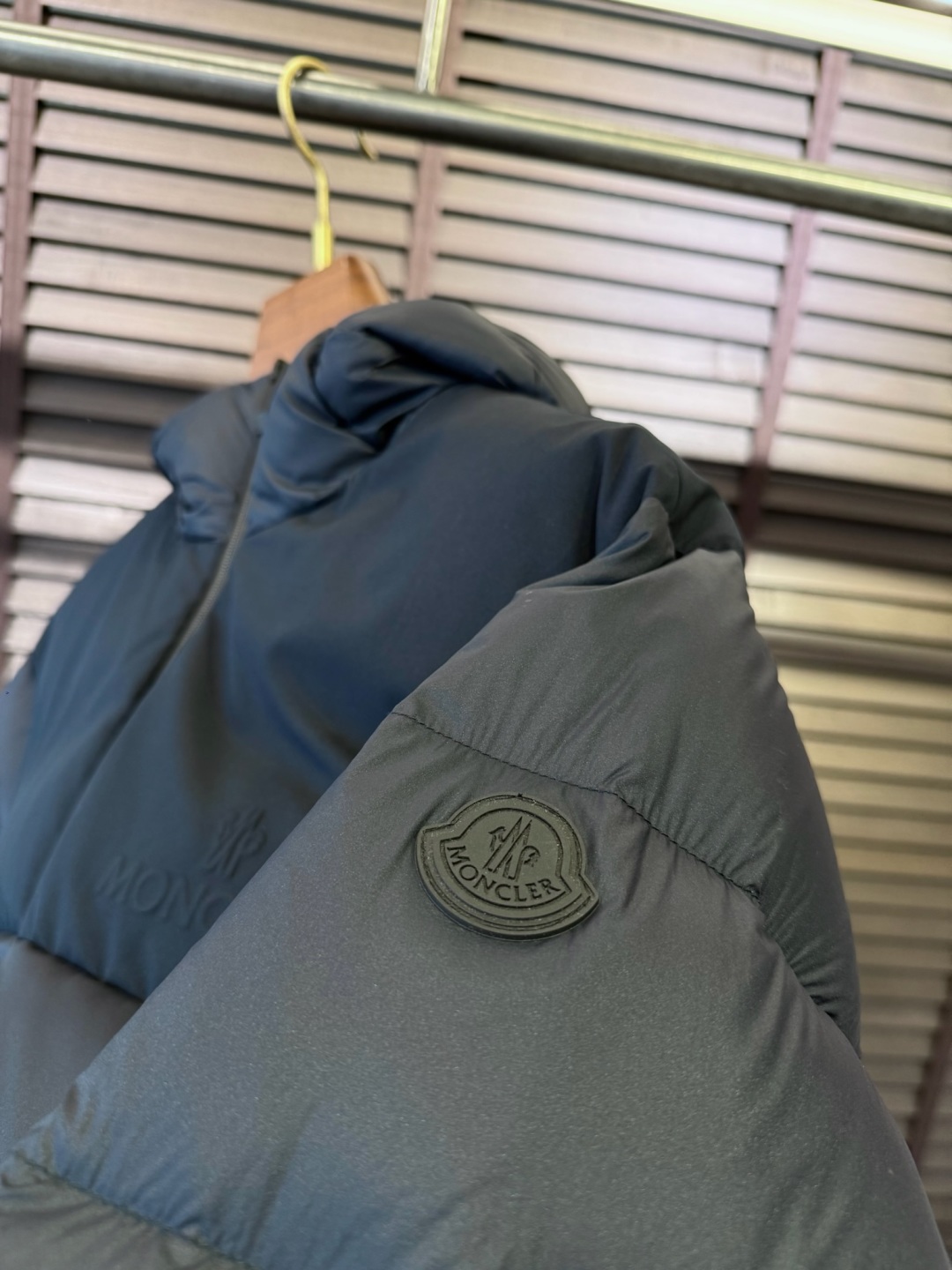 羽绒 MQ&蒙👄FW2025新款羽绒服。 柜子最新款，连帽设计，时尚感满满。采用定制防风防雨面料，抗皱力