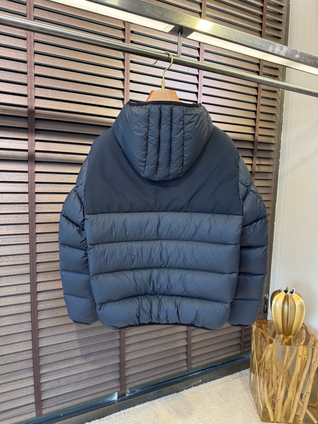 羽绒 MQ&蒙👄FW2025新款羽绒服。 柜子最新款，连帽设计，时尚感满满。采用定制防风防雨面料，抗皱力